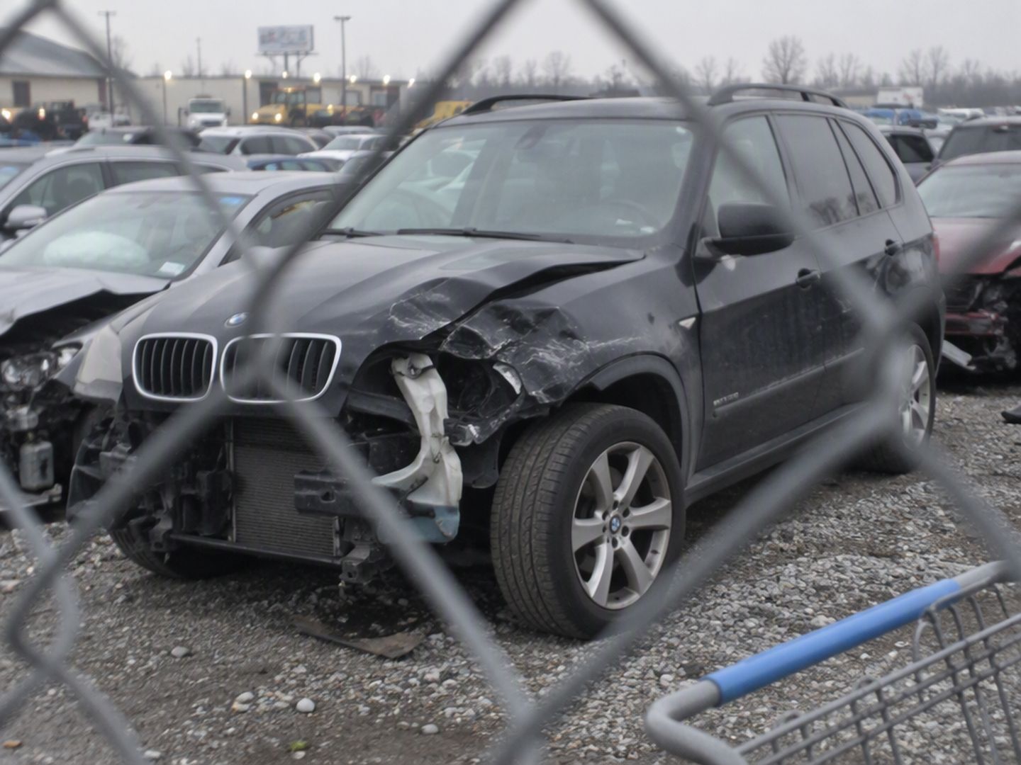BMW X5 с помятым передним крылом и снятым бампером на площадке аукциона в США