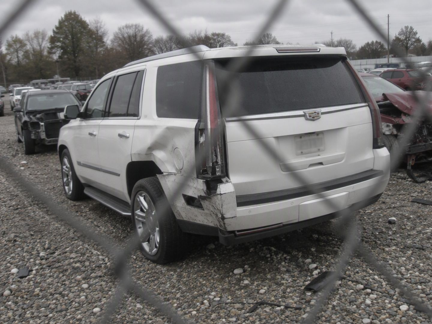Cadillac Escalade с помятым задним крылом и снятым бампером на аукционной площадке в США