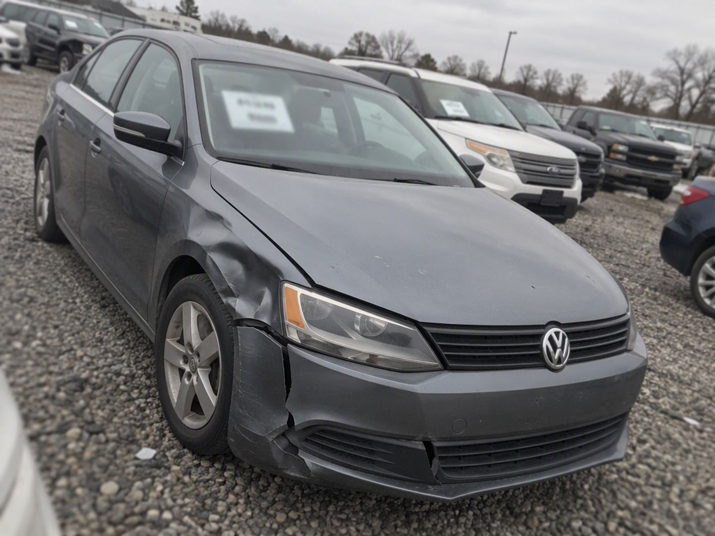 Volkswagen Jetta с помятым передним крылом и открытым капотом на площадке аукциона в США